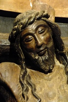 Crucifix du Chris souriant, exemple de la plupart des représentations du divin, qui ne souffre jamais